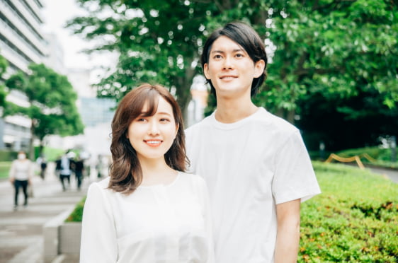 20代前半の男女が楽しそうにしているシーン