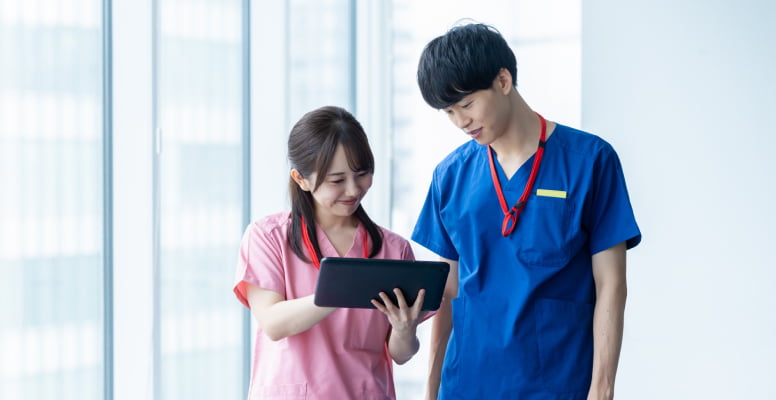 研修医が生き生き働いている画像