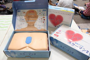 ▲小倉真治教授(病院長)が開発した簡易型心肺蘇生トレーニングキット「スク-マン」