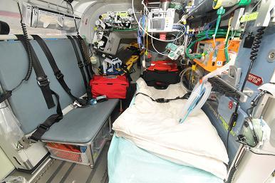 人工呼吸器など医療用機器が装備されたヘリ内部
