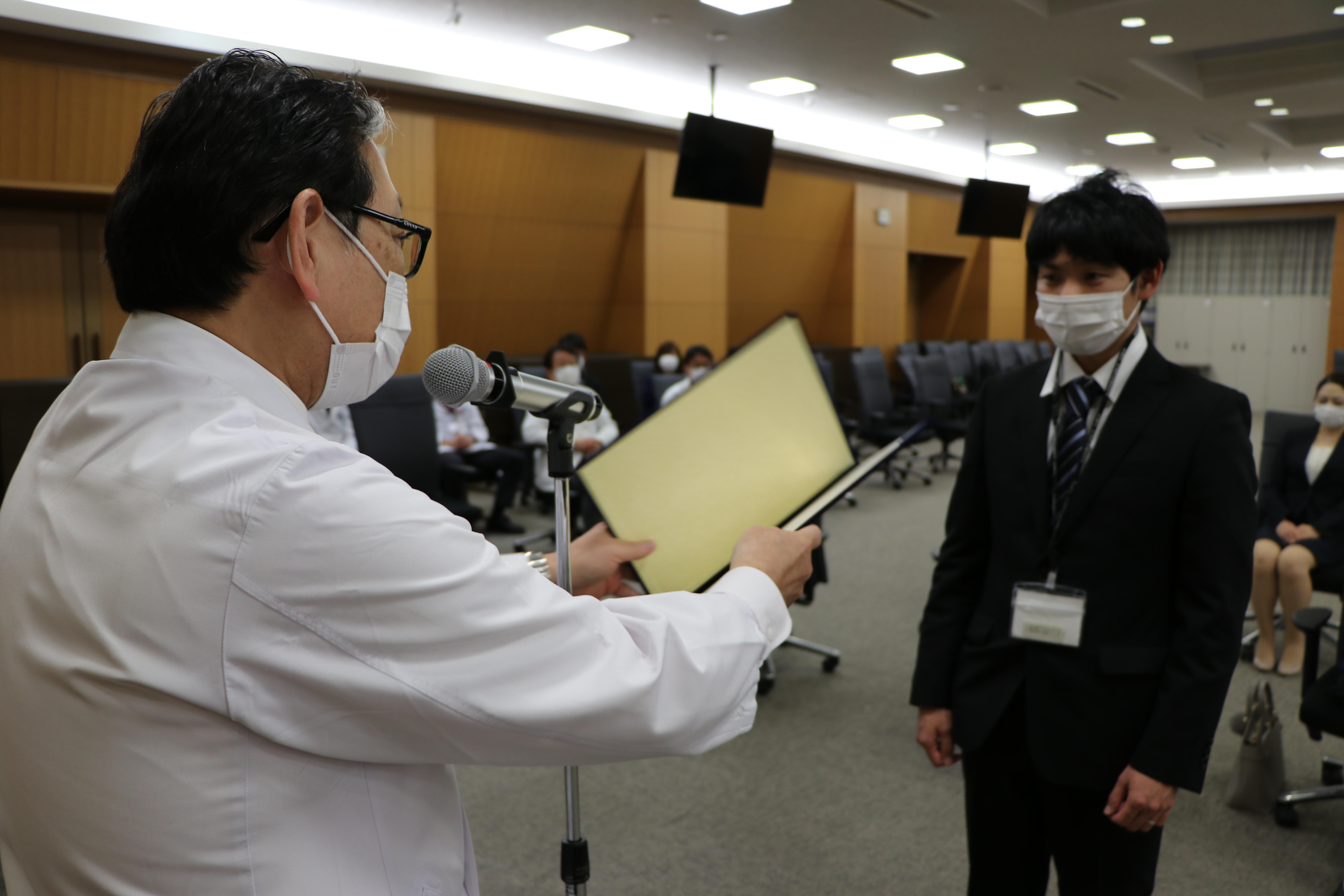 修了証書授与の様子