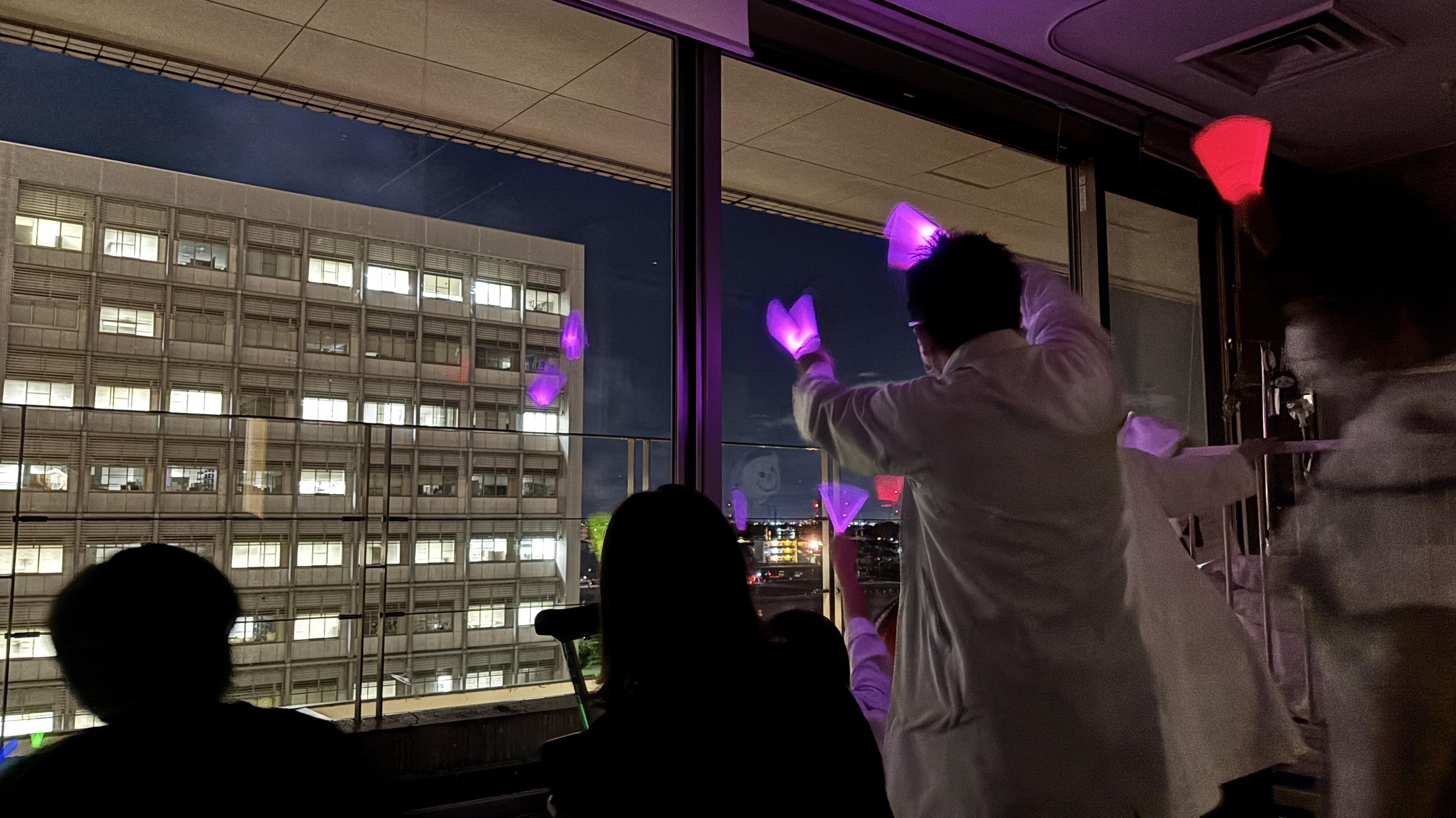 終了後に、サイリウムで花火師さん達にありがとうを伝えました