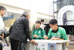 ▲田森選手、益山選手のサイン会