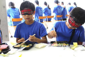 ▲視覚障害者体験の一環で、アイマスクをしてお弁当を食べました。