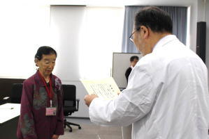 ▲病院長（右）から感謝状を受け取る瀬畑保子さん（左）